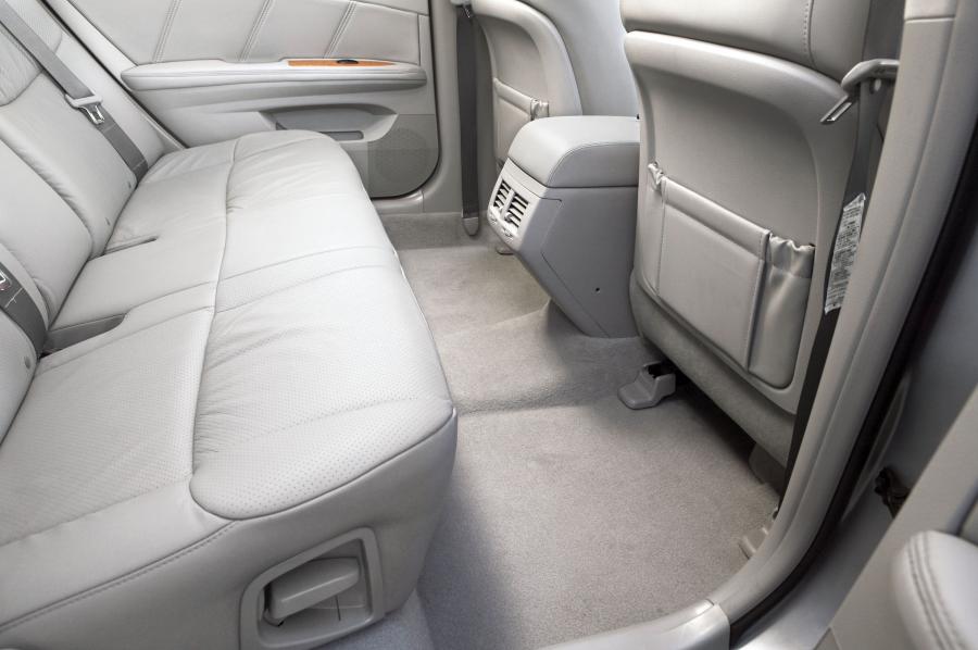 Детали интерьера Toyota Avalon (GSX30) 2005 года  (фото 38 из 79)
